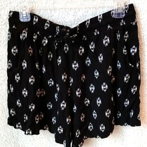 Wonder L black and white sassy shorts